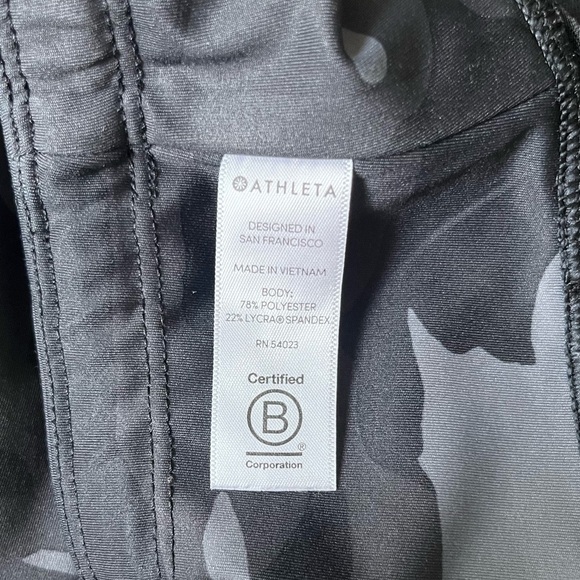 Athleta Camo Contender 7/8 Tight Leggings
Camouflage Yoga Pants Black L - Picture 9 of 10